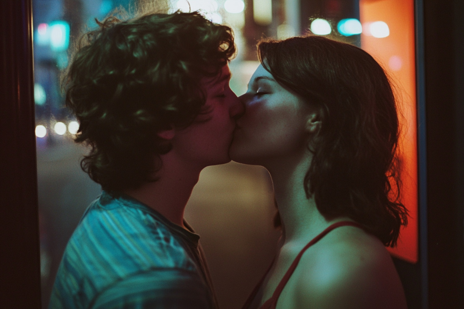 Ein Mann und eine Frau küssen scih