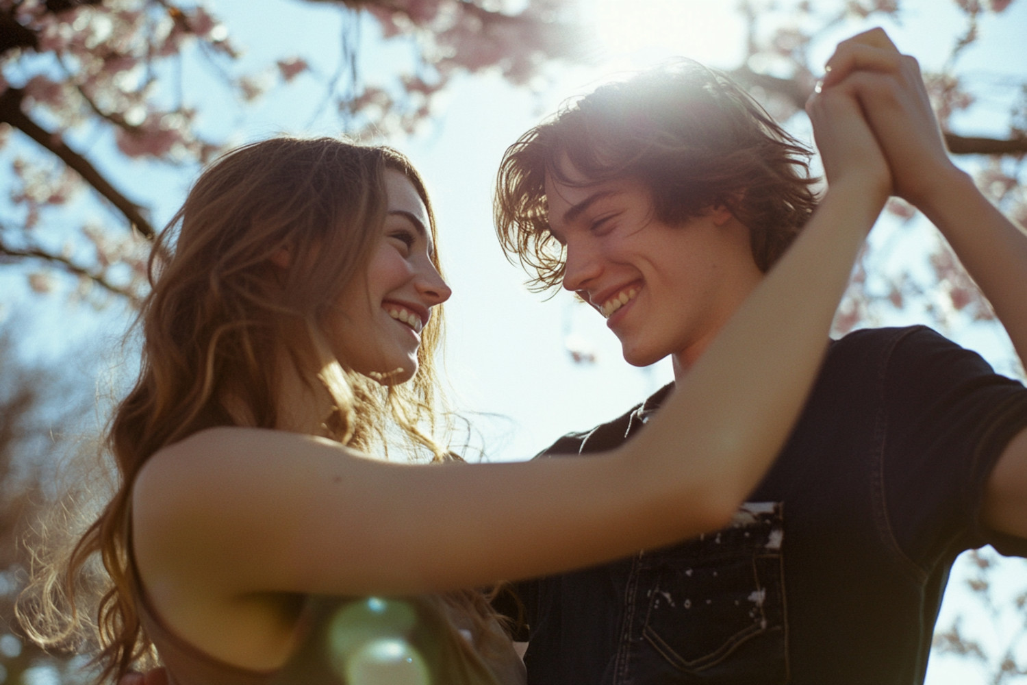 Eine Frau und ein Mann tanzen unter blühenden Bäumen