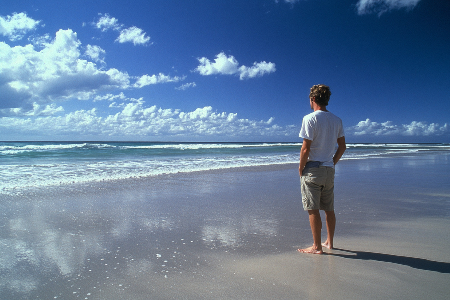 Ein Mann steht sinnierend am Meer