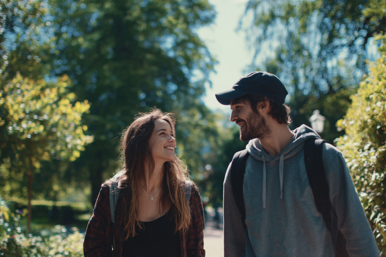 Ein Mann und eine Frau gehen im Park spazieren