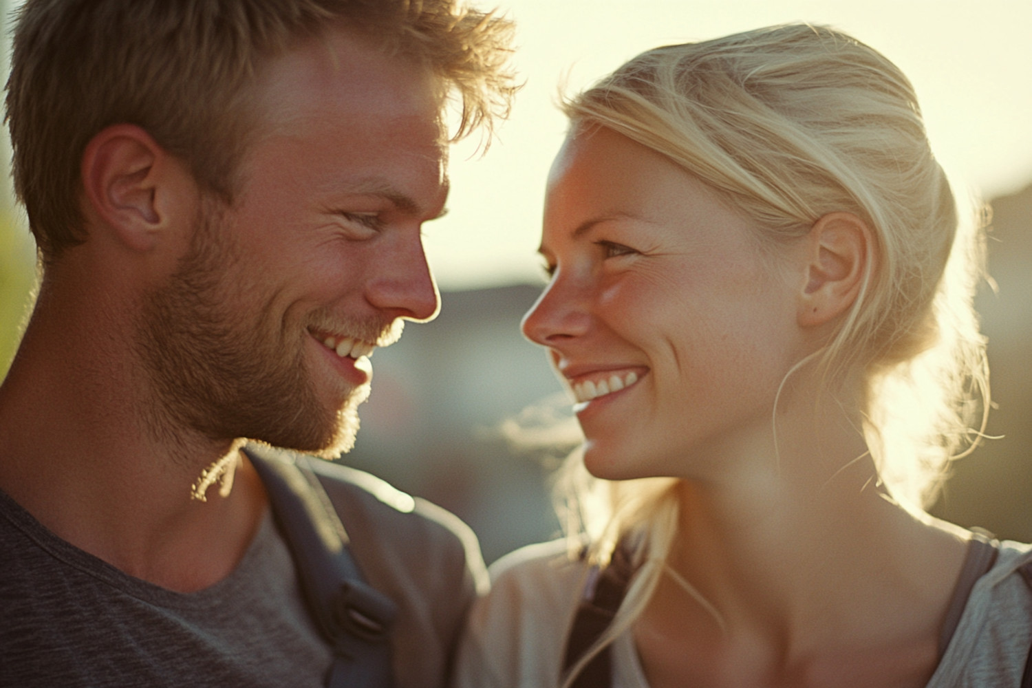 Ein Mann und eine Frau schauen sich lächelnd an