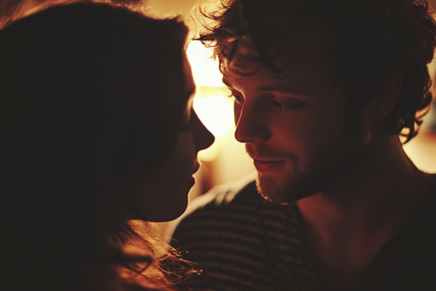 Eine Frau und ein Mann sehen sich tief in die Augen